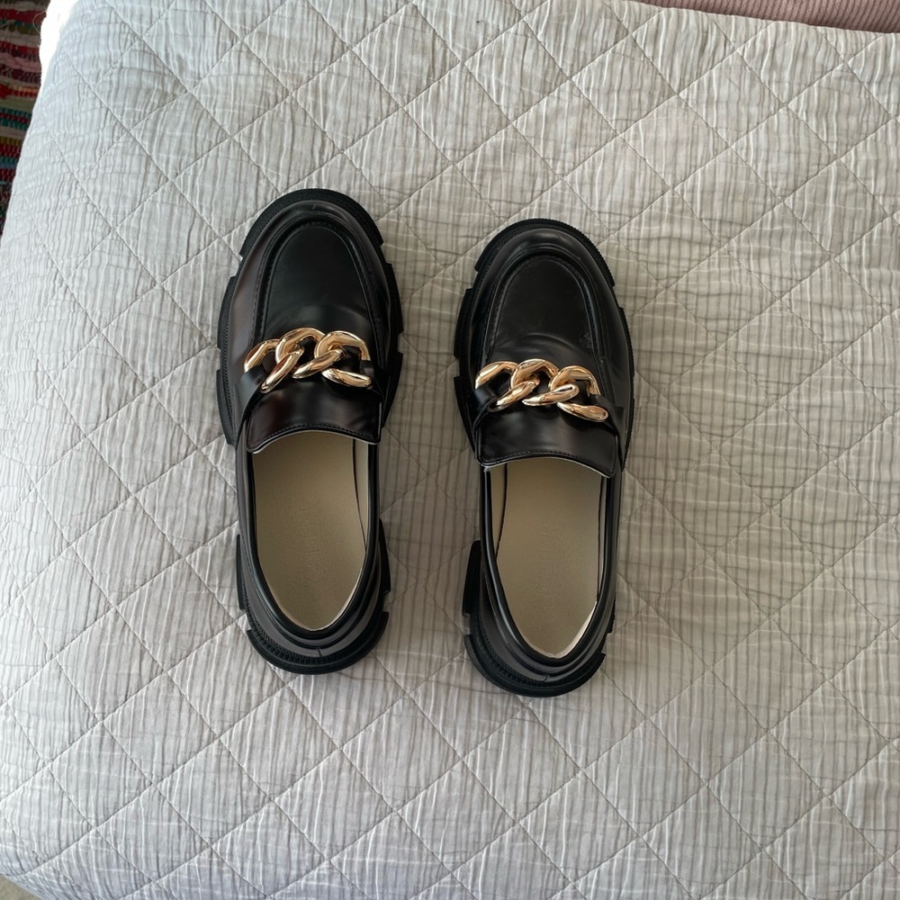 YETIER Black Loafers with Gold Chain